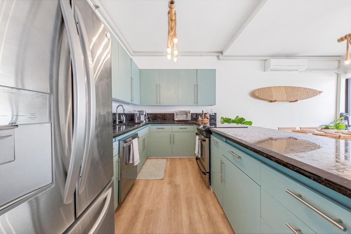 Bright Style Steps To Pool, Hot Tub And Parking Apartment