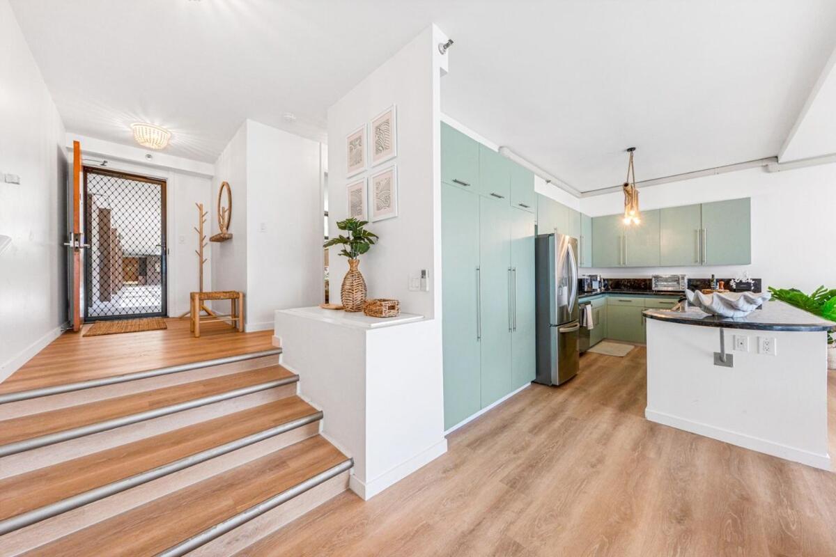 Apartment Bright Style Steps To Pool, Hot Tub And Parking