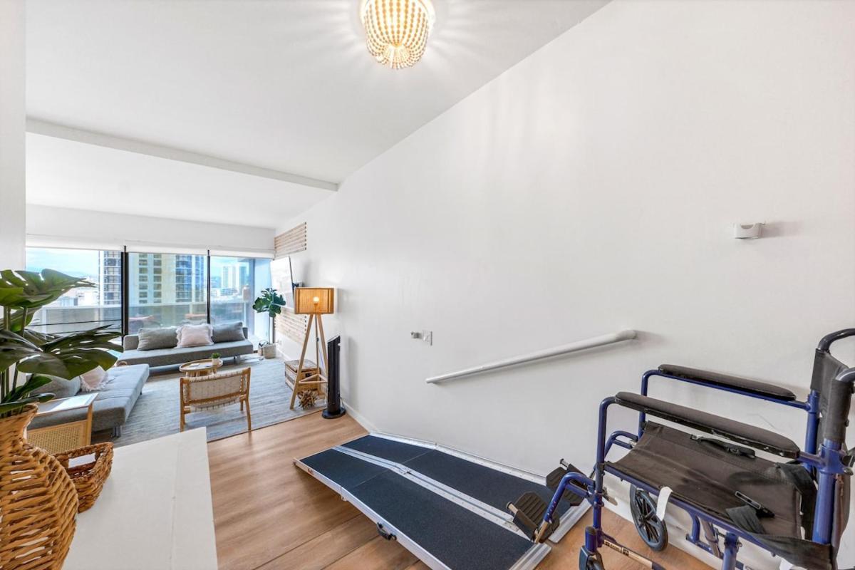 Bright Style Steps To Pool, Hot Tub And Parking Apartment