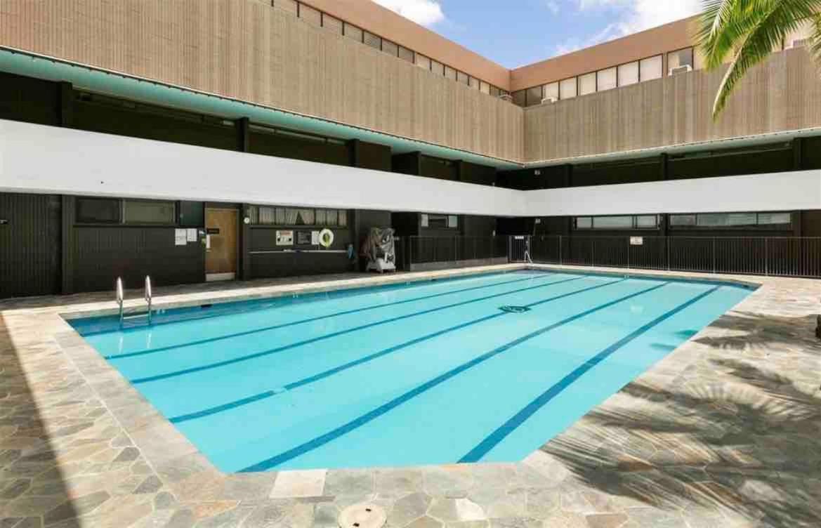 Bright Style Steps To Pool, Hot Tub And Parking Honolulu