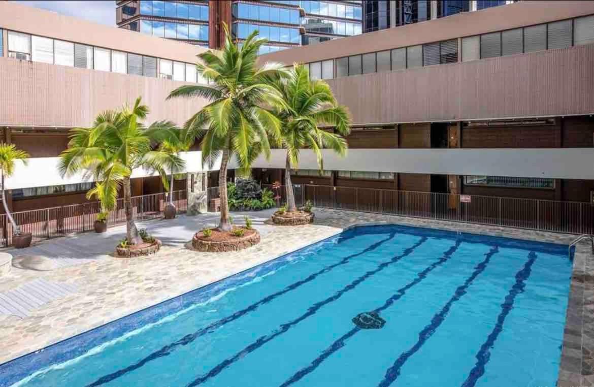 Apartment Bright Style Steps To Pool, Hot Tub And Parking Honolulu