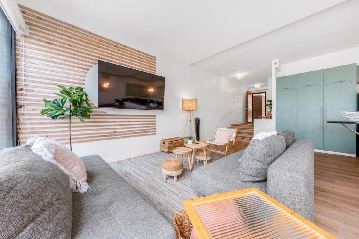 Bright Style Steps To Pool, Hot Tub And Parking