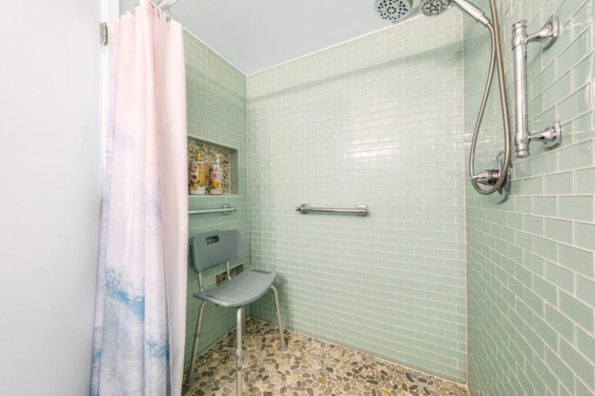 Apartment Bright Style Steps To Pool, Hot Tub And Parking