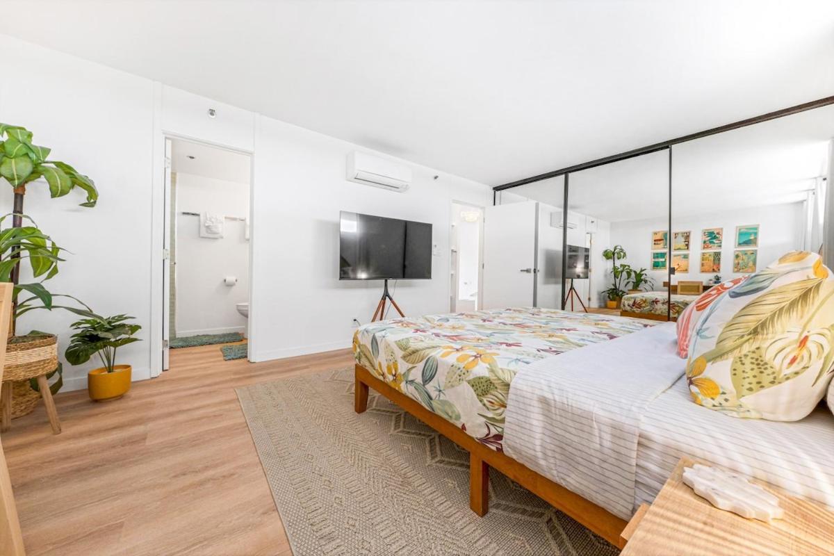 Bright Style Steps To Pool, Hot Tub And Parking Apartment Honolulu