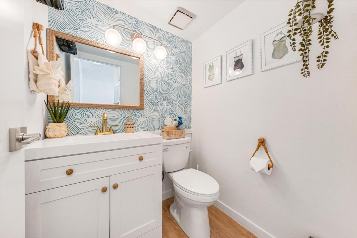 Bright Style Steps To Pool, Hot Tub And Parking Apartment Honolulu