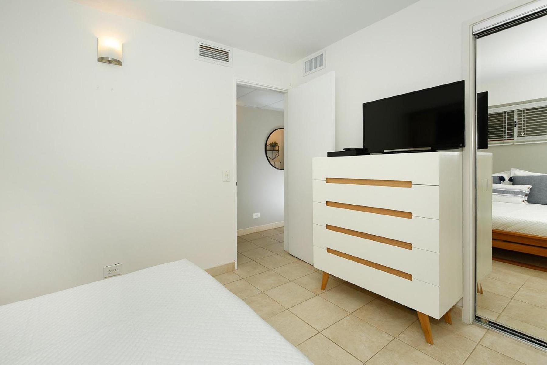 Bed & Breakfast Waikiki Park Heights #1707 *