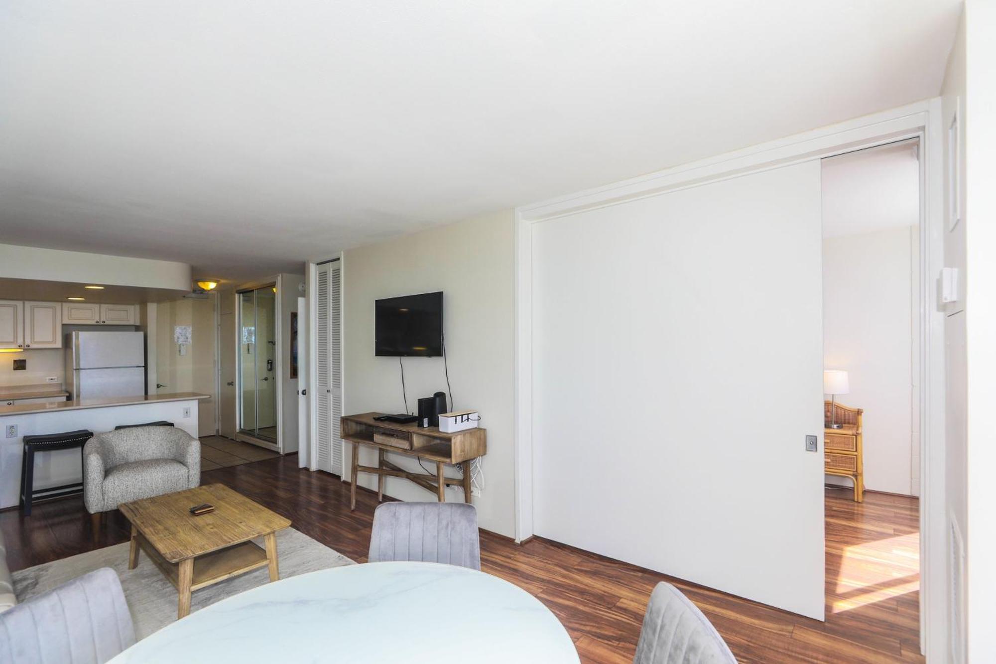 Ilikai Marina 382 Yacht Harbor View 1br Apartment *