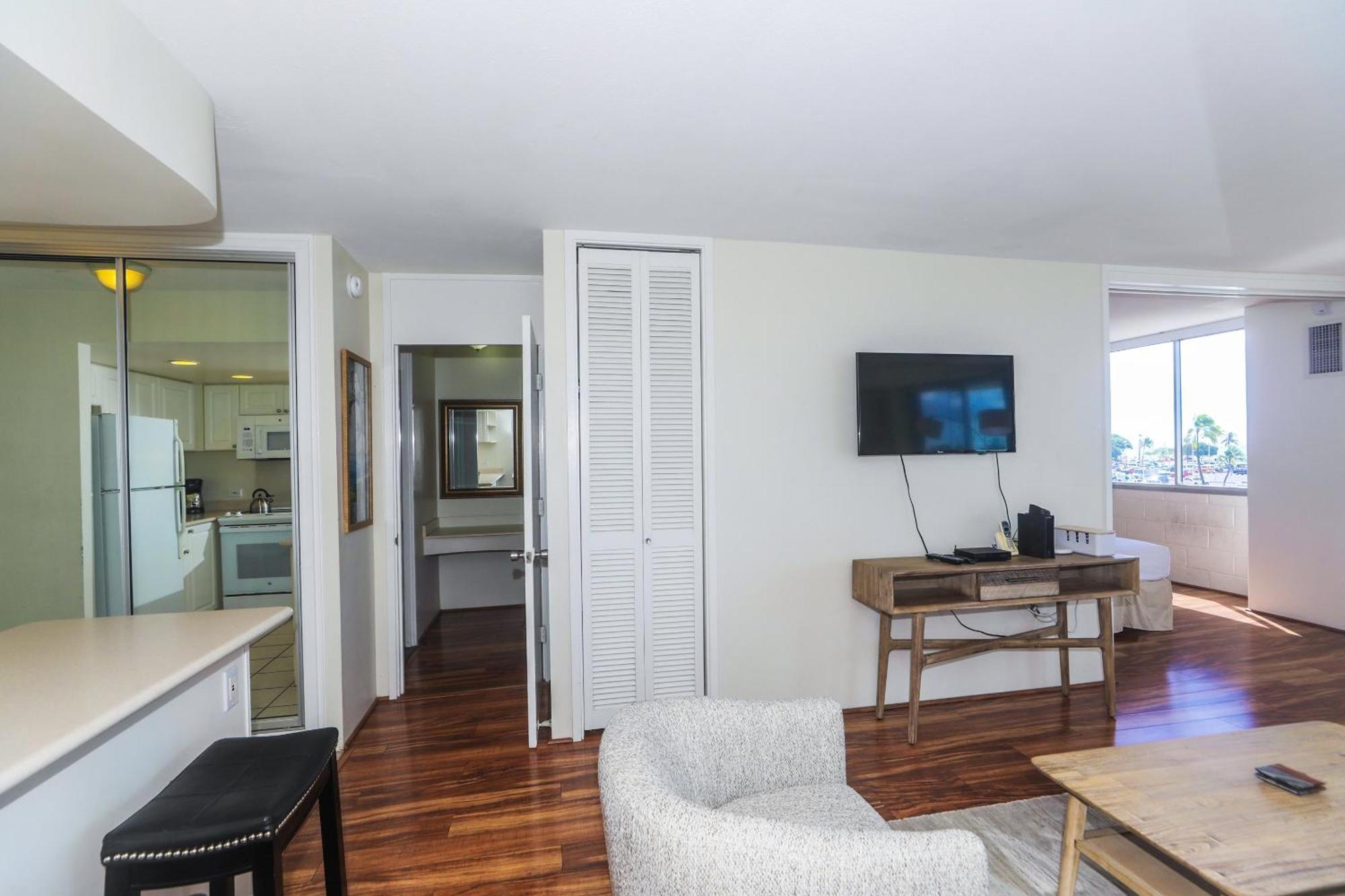 Ilikai Marina 382 Yacht Harbor View 1br Apartment *
