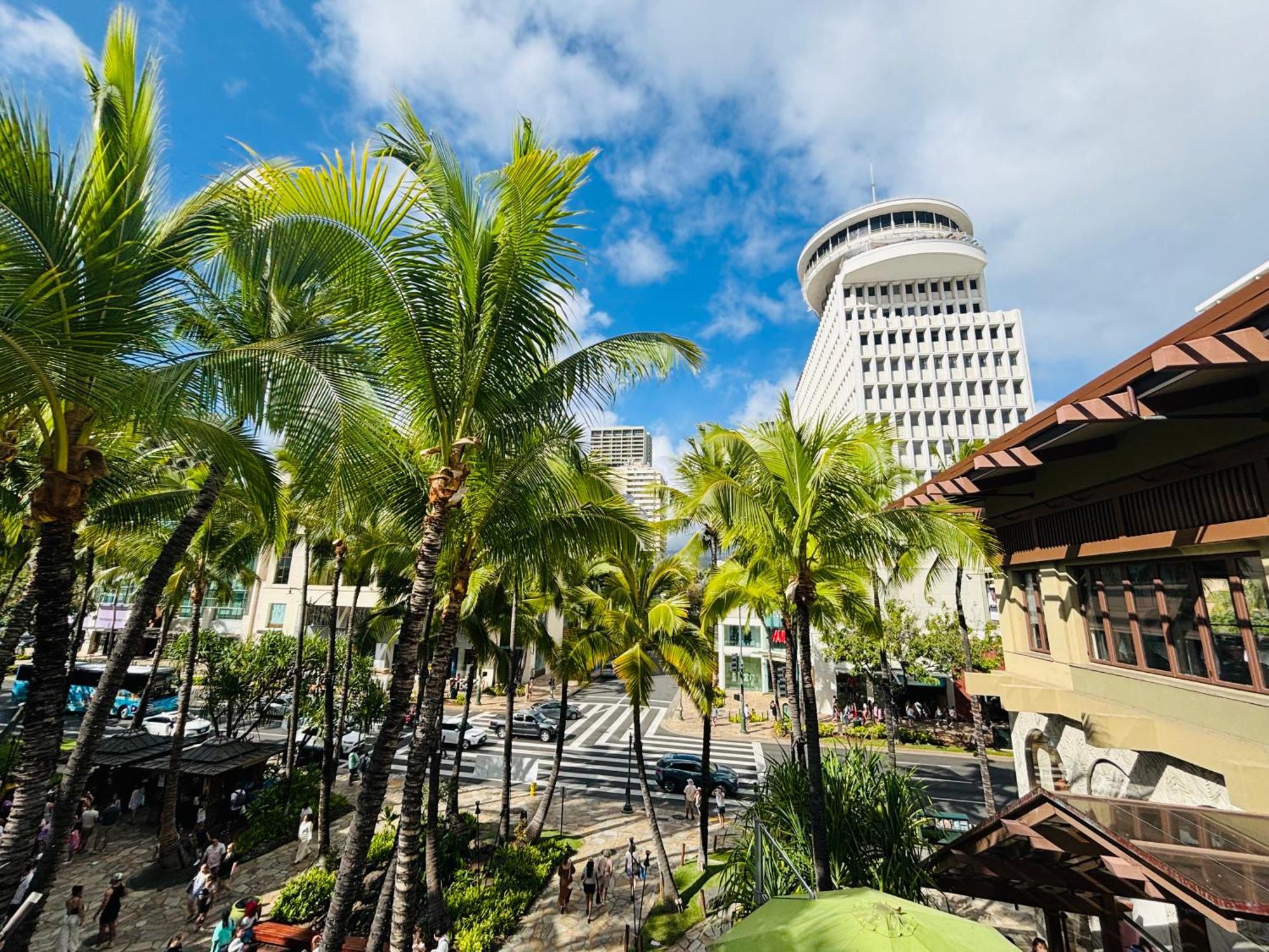Royal Kuhio 1701 - Spacious Corner Unit With Stunning Ocean Views In The Heart Of Waikiki!
