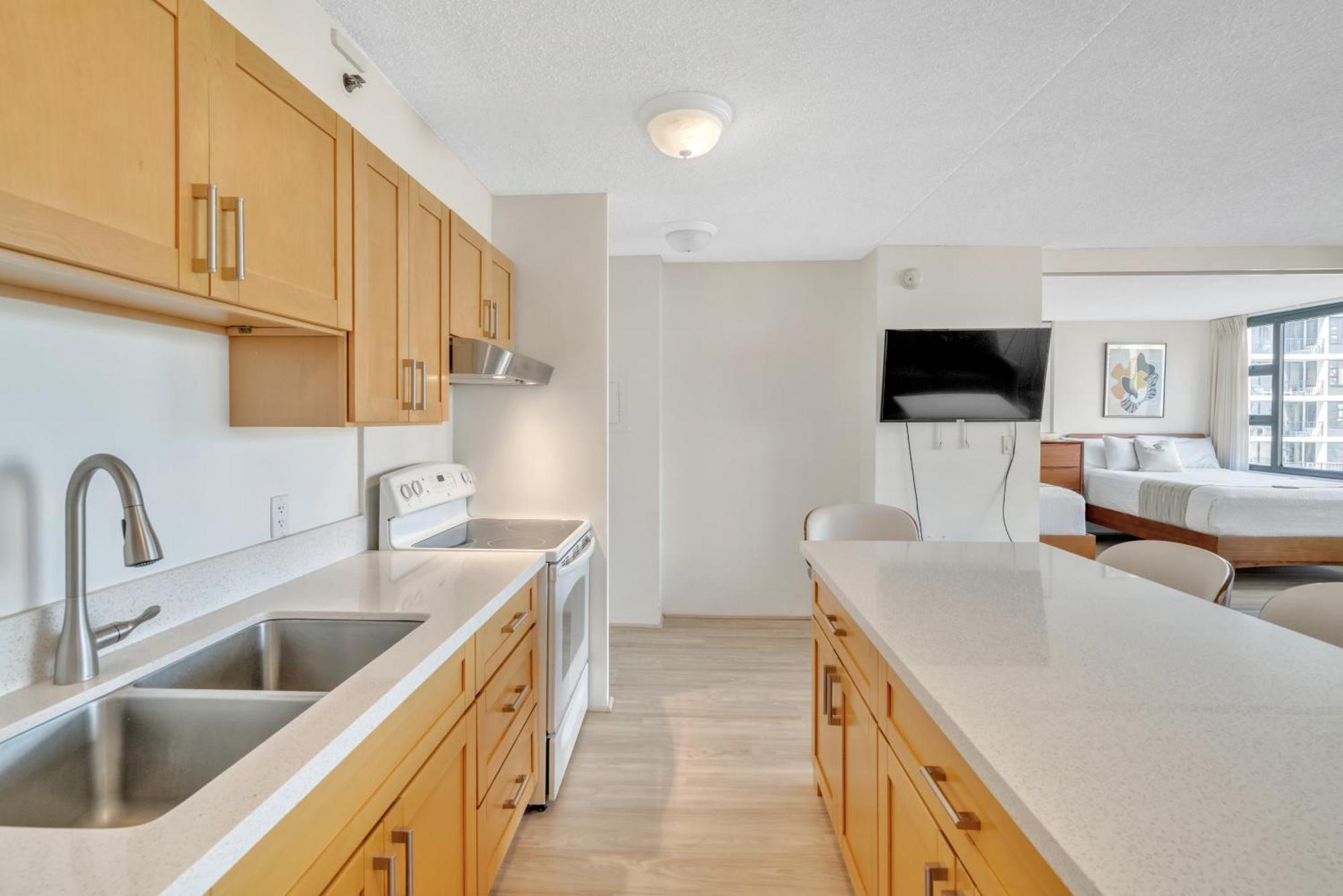 Poolside Waikiki With Diamond Head Views, 1 Block From Free Parking Apartment Honolulu