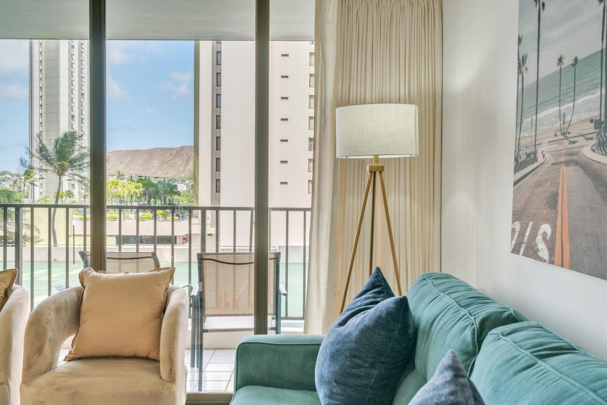 Apartment Poolside Waikiki With Diamond Head Views, 1 Block From Free Parking