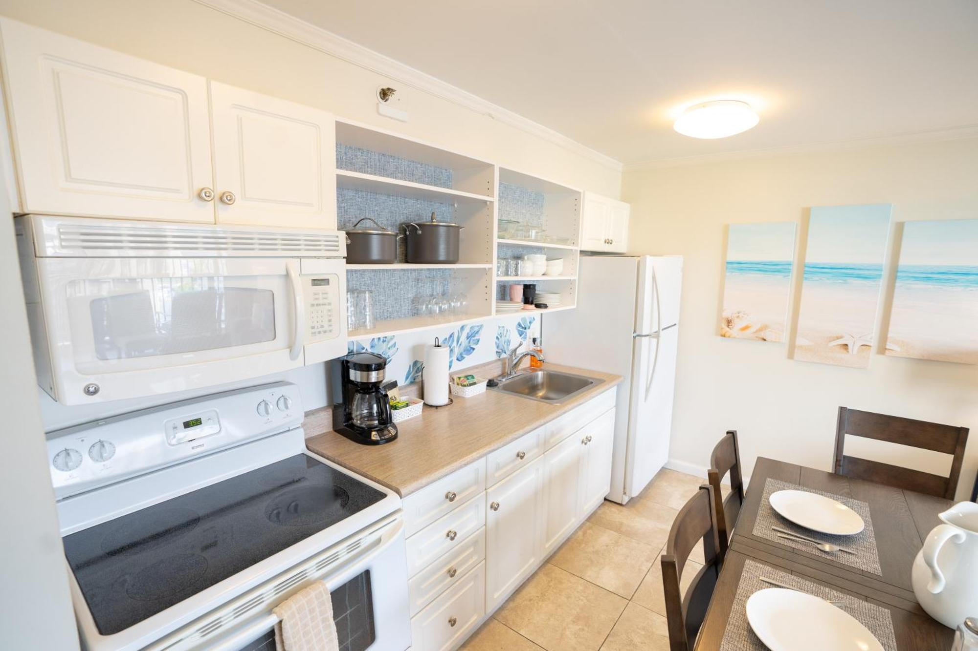 Beautiful Waikiki Banyan Mountain View With Full Kitchen, Ample Sleeping And Free Parking *