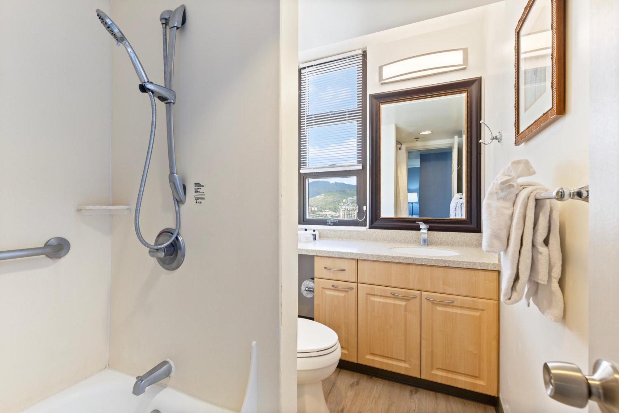 Renovated 2-bedroom With Ocean Views And Complimentary Parking Apartment