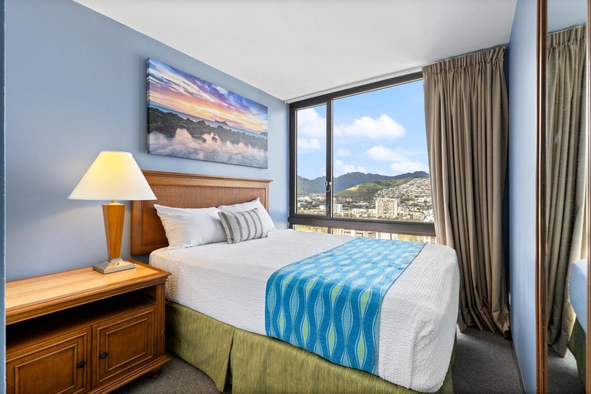 Apartment Renovated 2-bedroom With Ocean Views And Complimentary Parking *