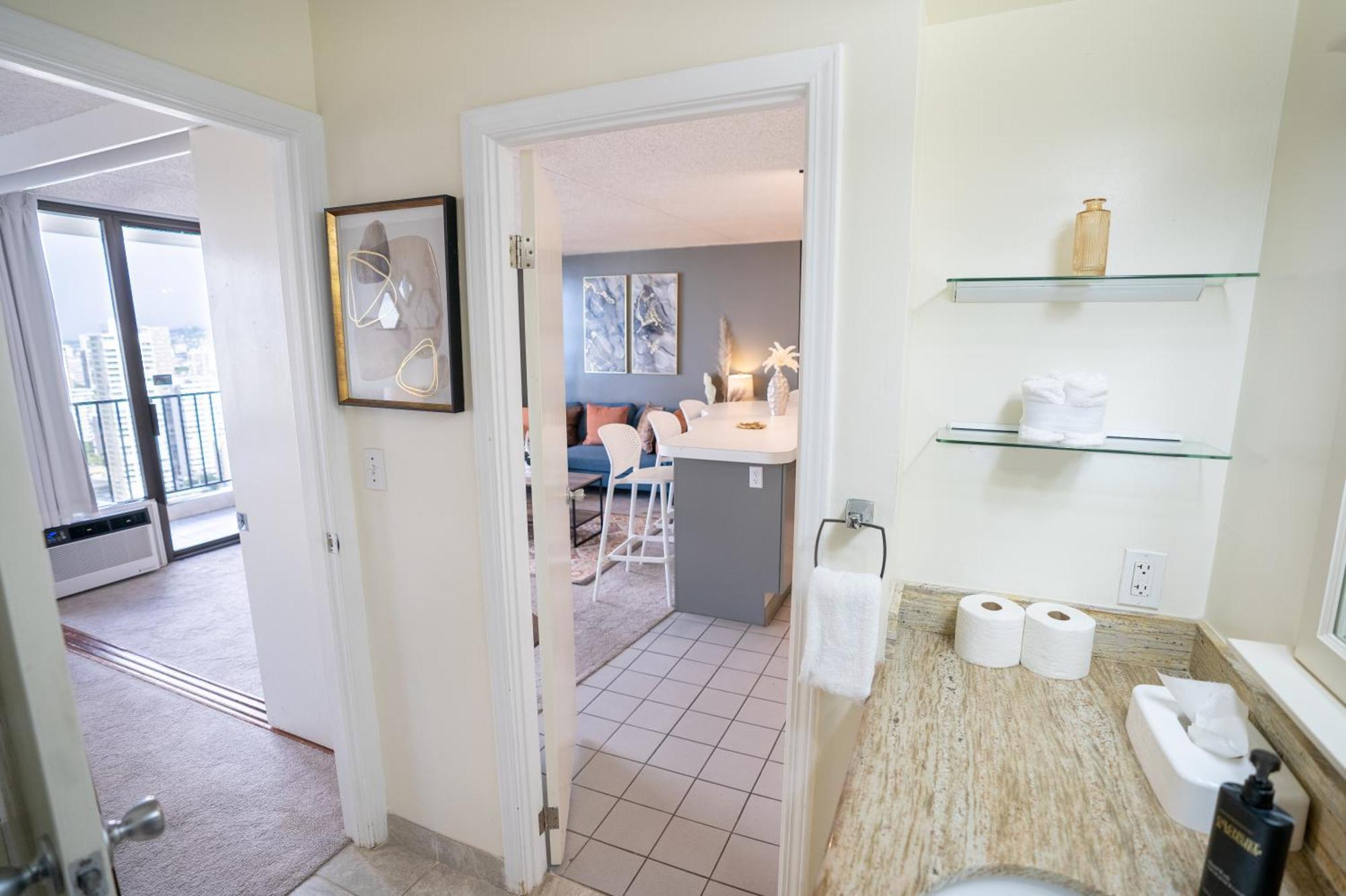 Oceanview Oasis On 28th Floor - Steps To Waikiki & Free Parking Apartment