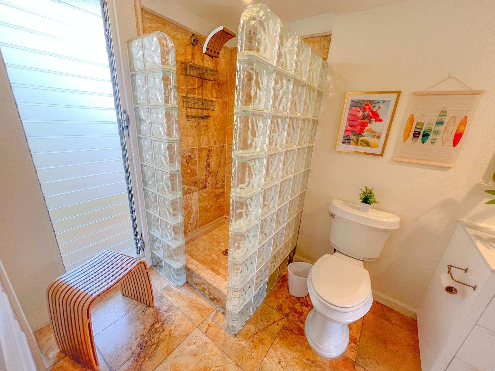 Coastal Charm Colony Surf Apartment Honolulu
