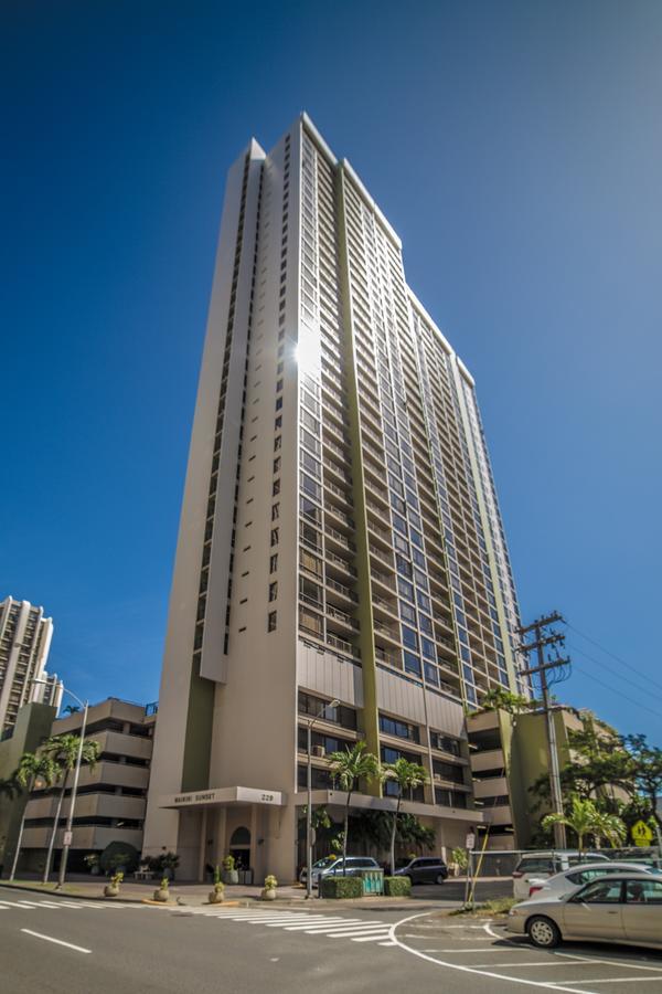Newly Renovated 2 Bedroom Condo, 1 Block To Waikiki Beach, Free Parking *
