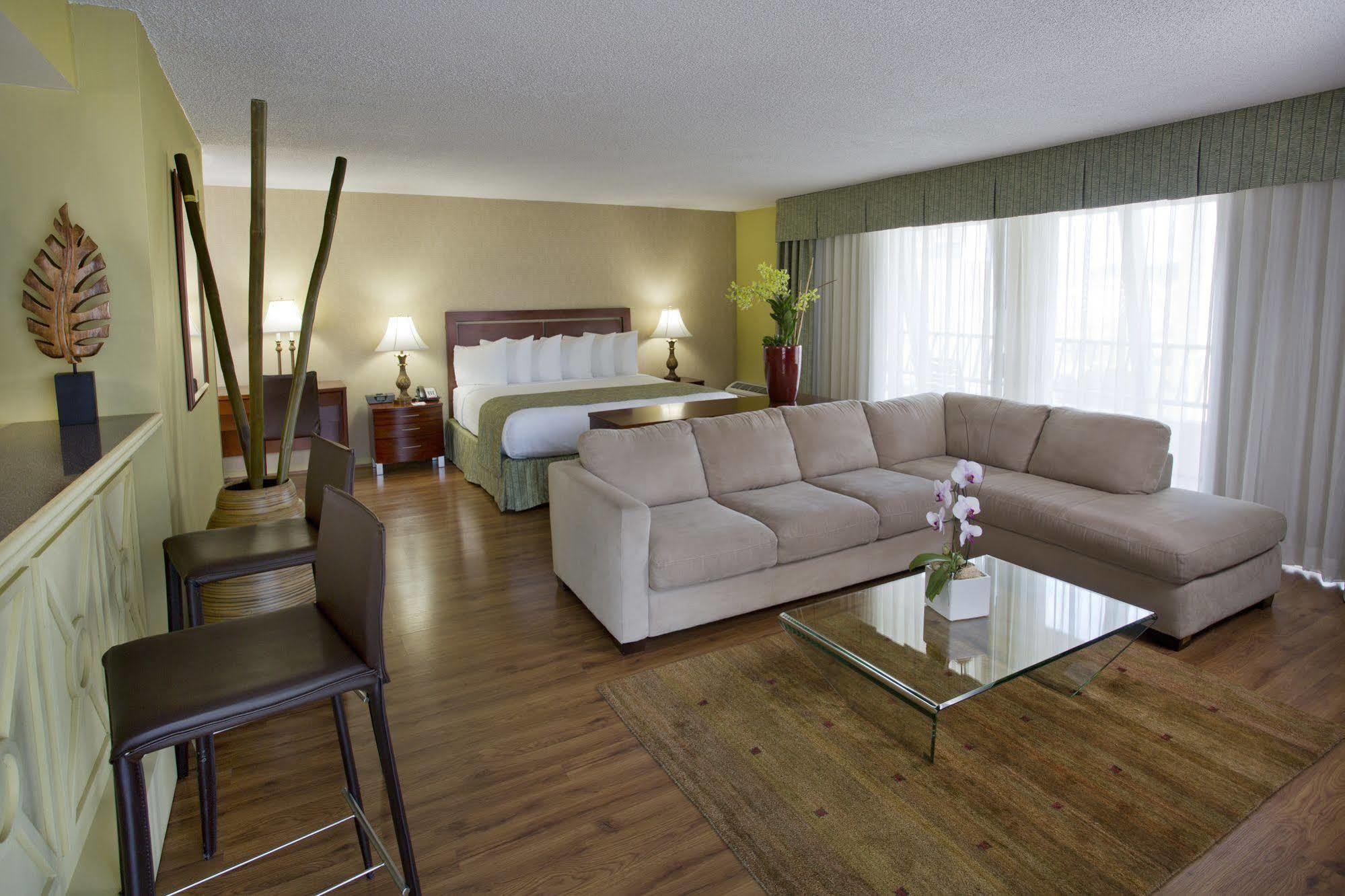 Hotel Ramada Plaza By Wyndham Waikiki 3*