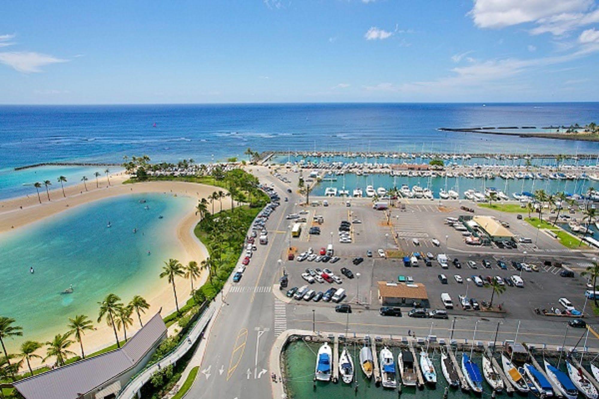 Marina Hawaii Vacations At The Ilikai 3*