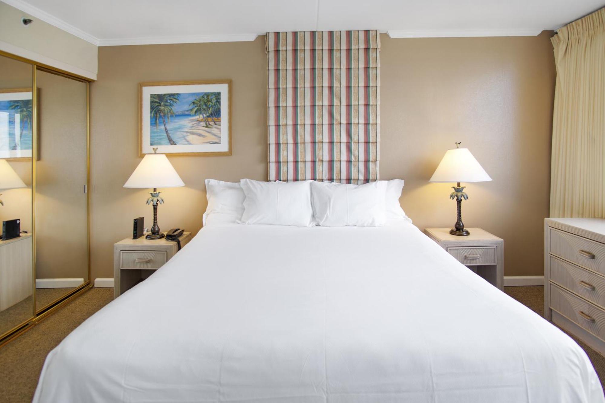 Construction Special At The Waikiki Banyan Free Parking And Wifi Honolulu
