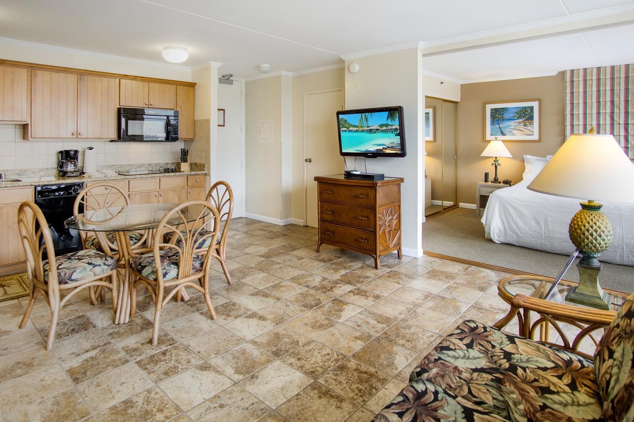 Construction Special At The Waikiki Banyan Free Parking And Wifi *