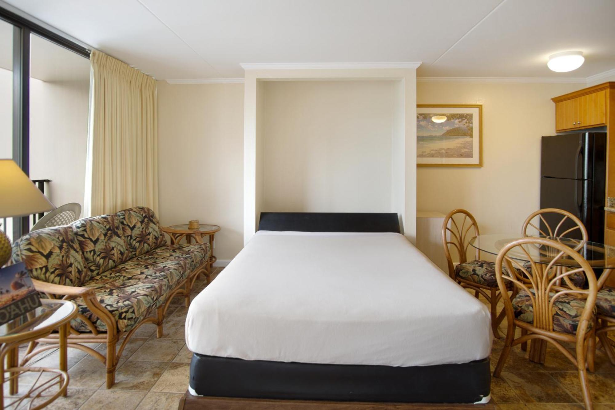 Construction Special At The Waikiki Banyan Free Parking And Wifi *