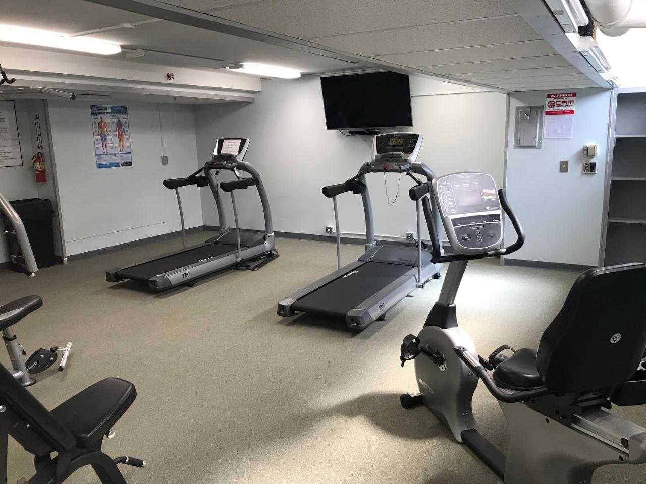 Newly Renovated 2 Bedroom Condo, 1 Block To Waikiki Beach, Free Parking * Honolulu