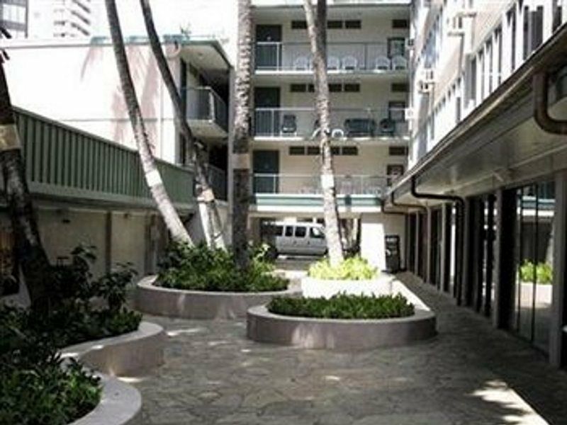 Hotel Kuhio Banyan