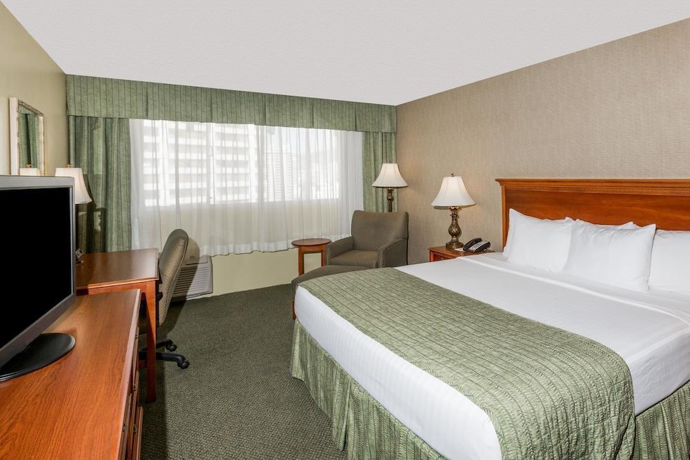 Ramada Plaza By Wyndham Waikiki Hotel 3*
