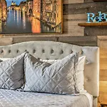 Picturesque Hotel Room With Private Balcony In Waikiki!