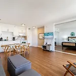 Waikiki Banyan W-Ocean Views With Free Parking!