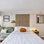 Bright & Cozy Condo Unit With Balcony!