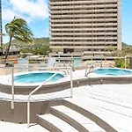 Stylish Condo With Mountain Views In Waikiki Banyan!