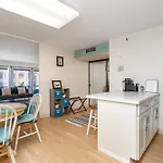 Spacious Downtown Executive Retreat - Free Parking