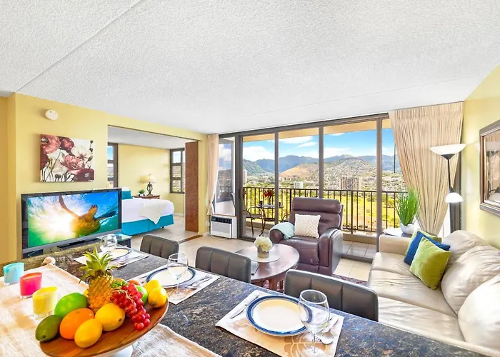 Stylish Condo With Mountain Views In Waikiki Banyan!