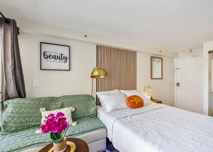 Bright & Cozy Condo Unit With Balcony!