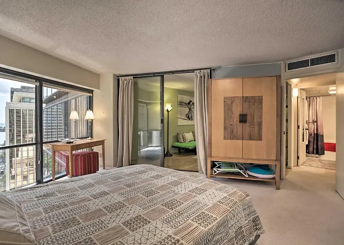 Downtown Honolulu Suite Near Ala Moana Beach!
