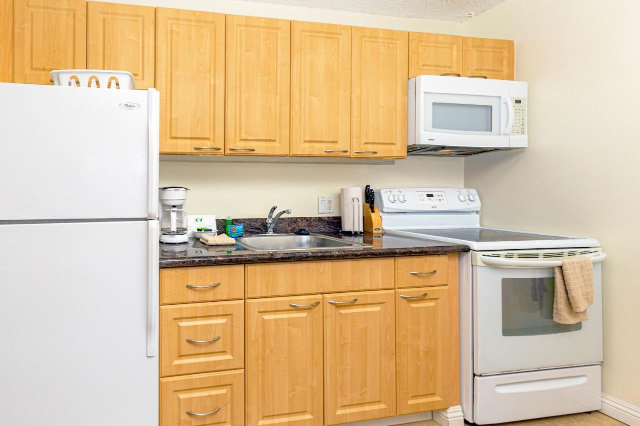 Apartment Mountain Views & Steps To - Free Parking! *