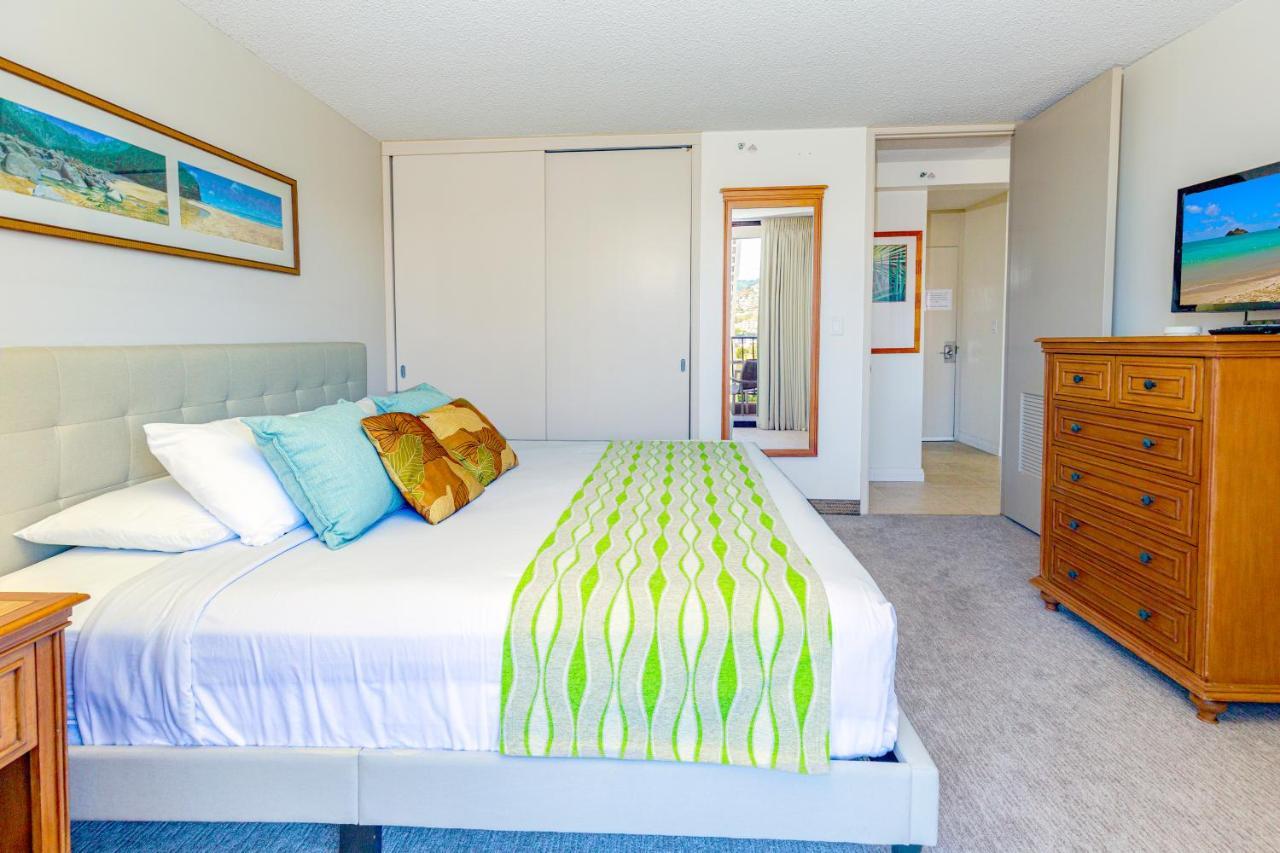 Mountain Views & Steps To - Free Parking! Apartment Honolulu