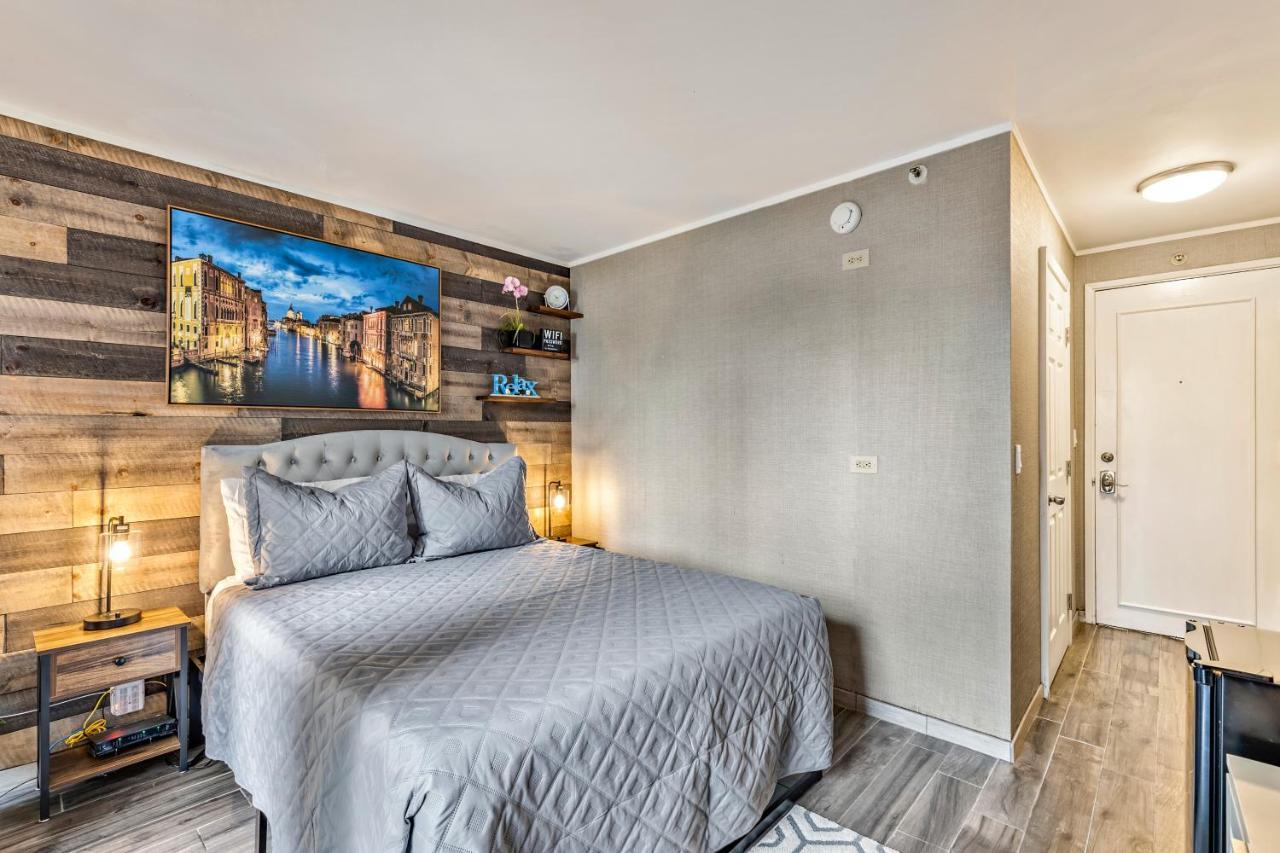 Picturesque With Private Balcony In Waikiki! Apartment *