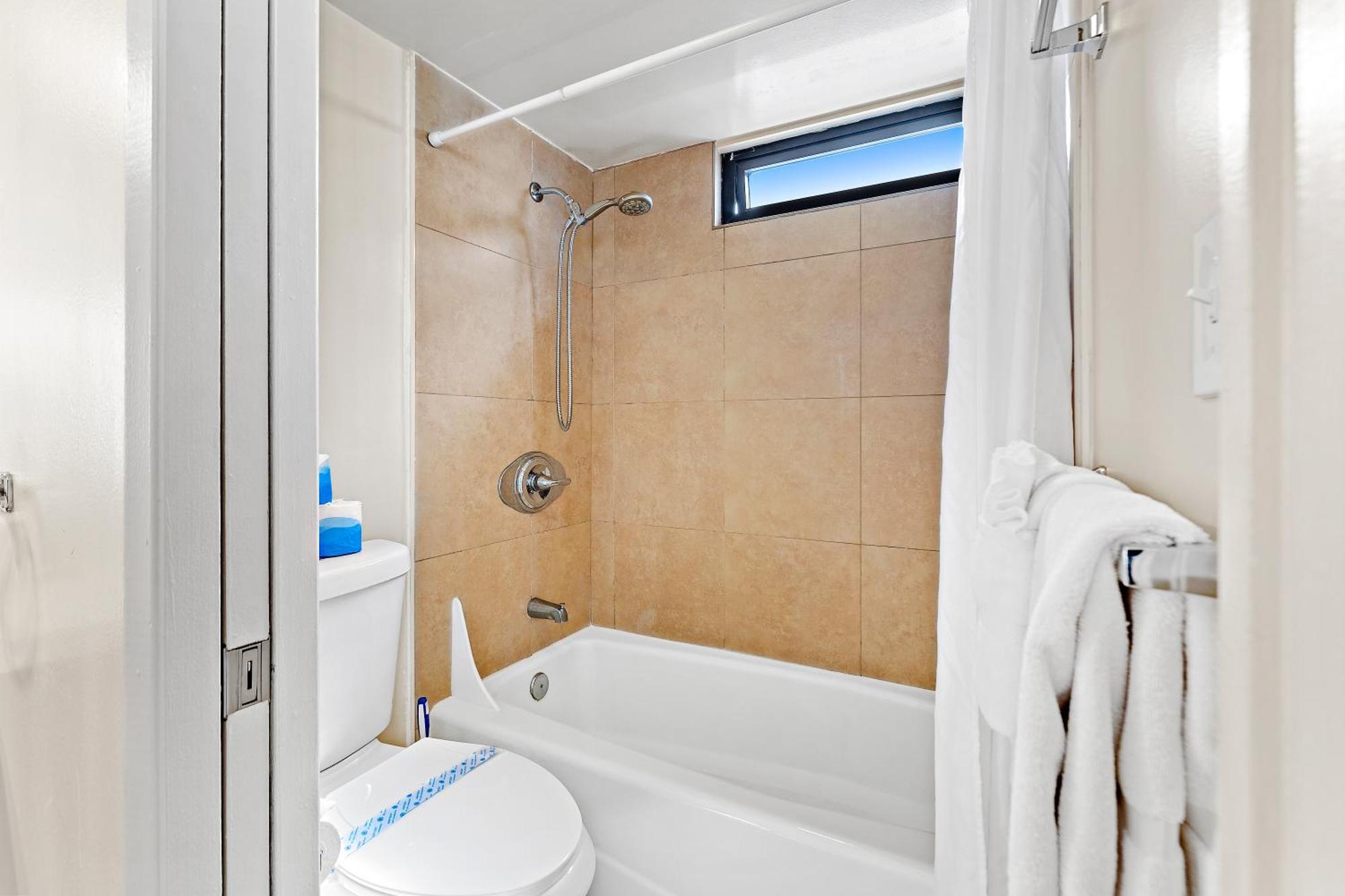 Waikiki Banyan 1br With Great Ocean Views, Steps To & Parking!