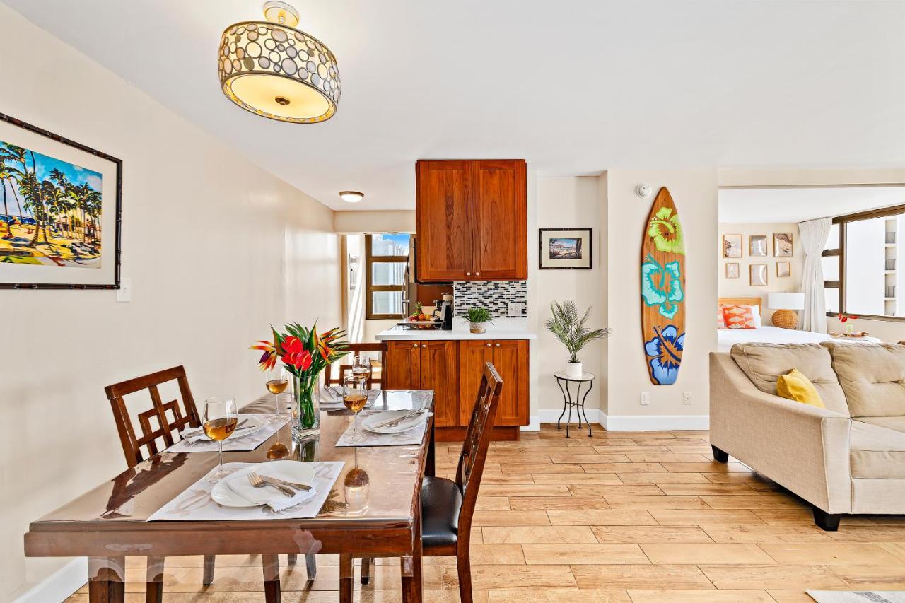 Waikiki Banyan 1br With Great Ocean Views, Steps To & Parking! Apartment *