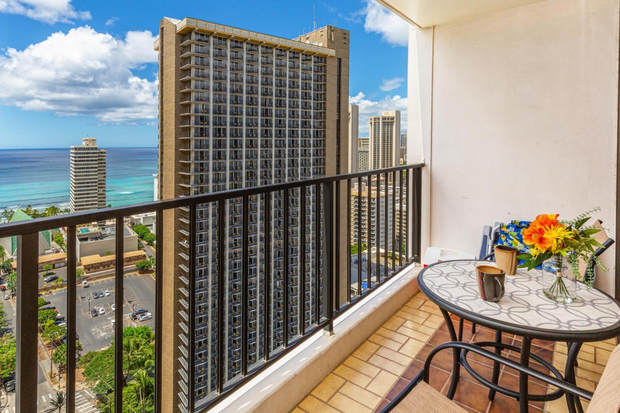Apartment Ocean View In Waikiki, Parking Included And Just Steps To The Beach! Honolulu
