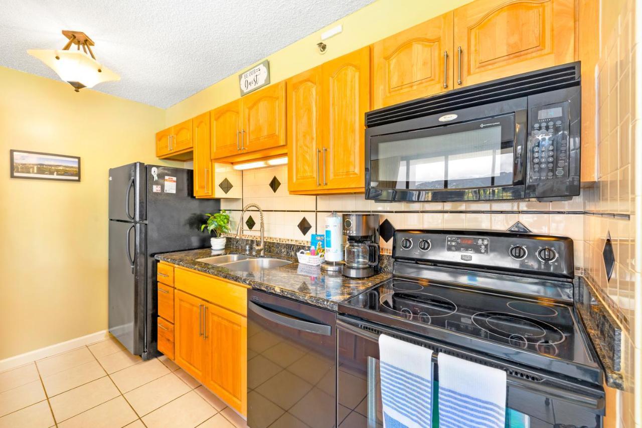 Stylish With Mountain Views In Waikiki Banyan! Apartment