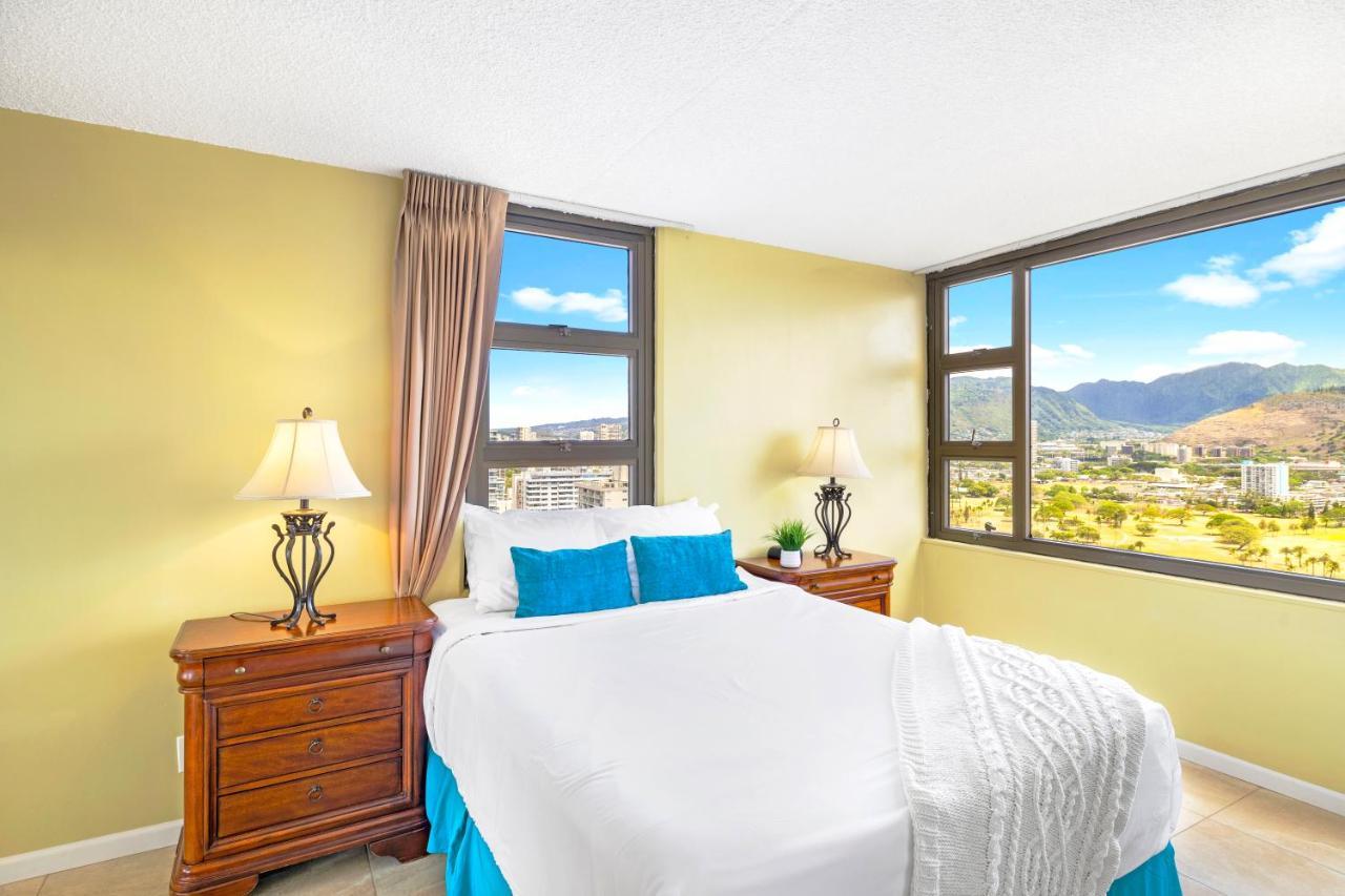 Apartment Stylish With Mountain Views In Waikiki Banyan!