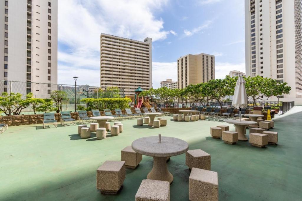 Waikiki Banyan W-ocean Views With Free Parking! Apartment Honolulu