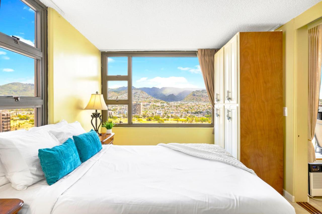 Stylish With Mountain Views In Waikiki Banyan! * Honolulu