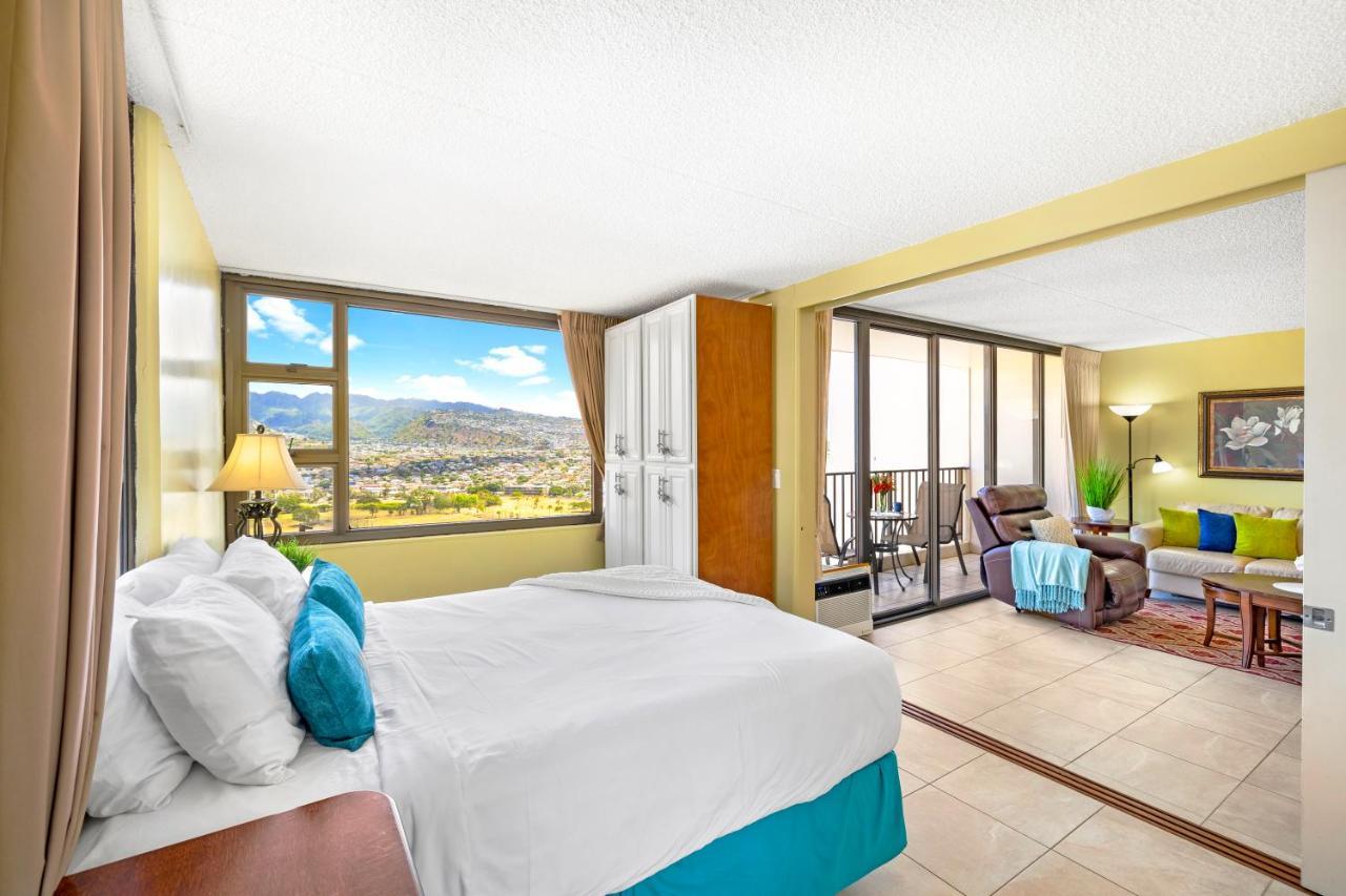 Stylish With Mountain Views In Waikiki Banyan! *