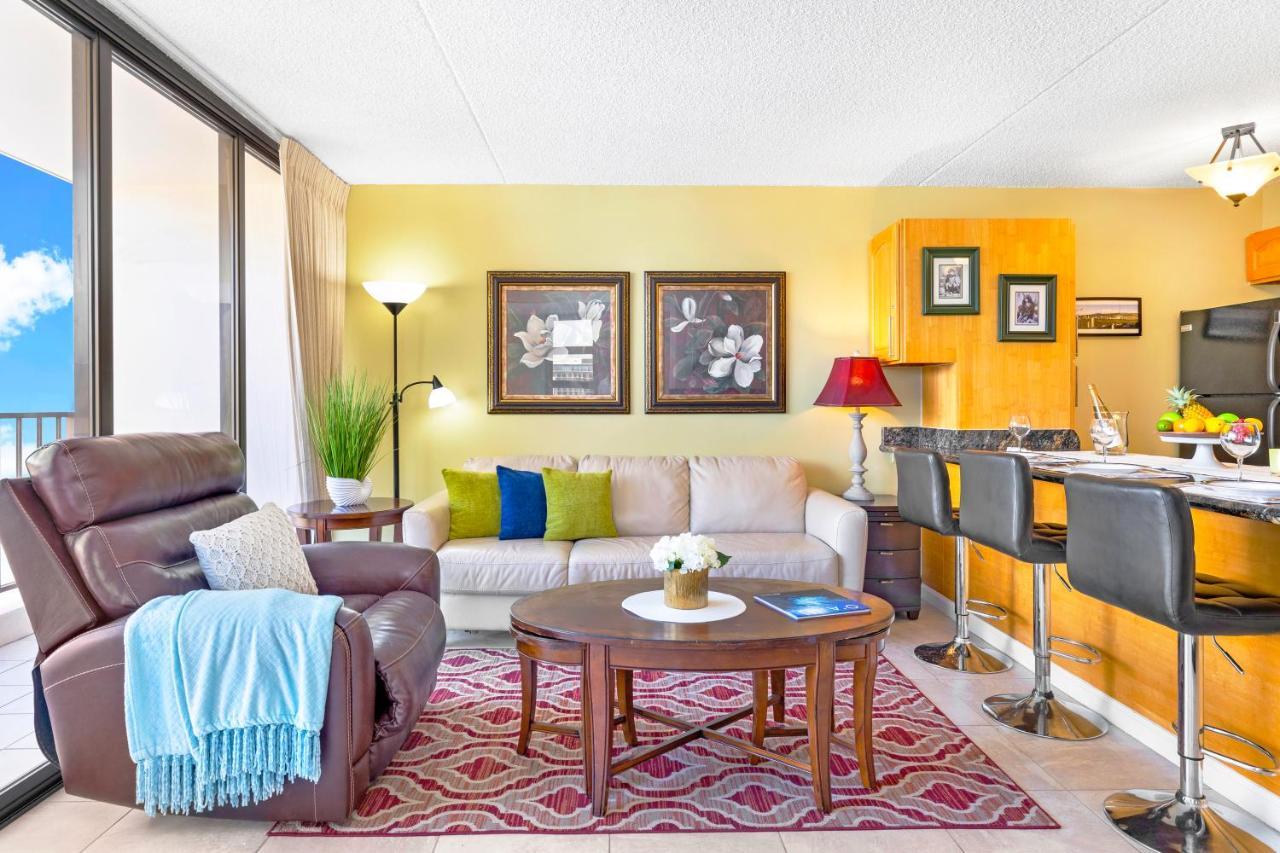 Stylish With Mountain Views In Waikiki Banyan! Apartment