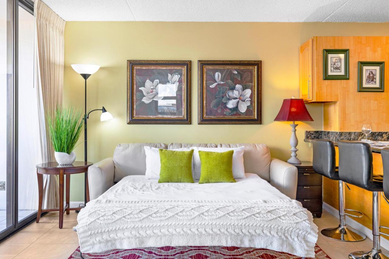 Apartment Stylish With Mountain Views In Waikiki Banyan!